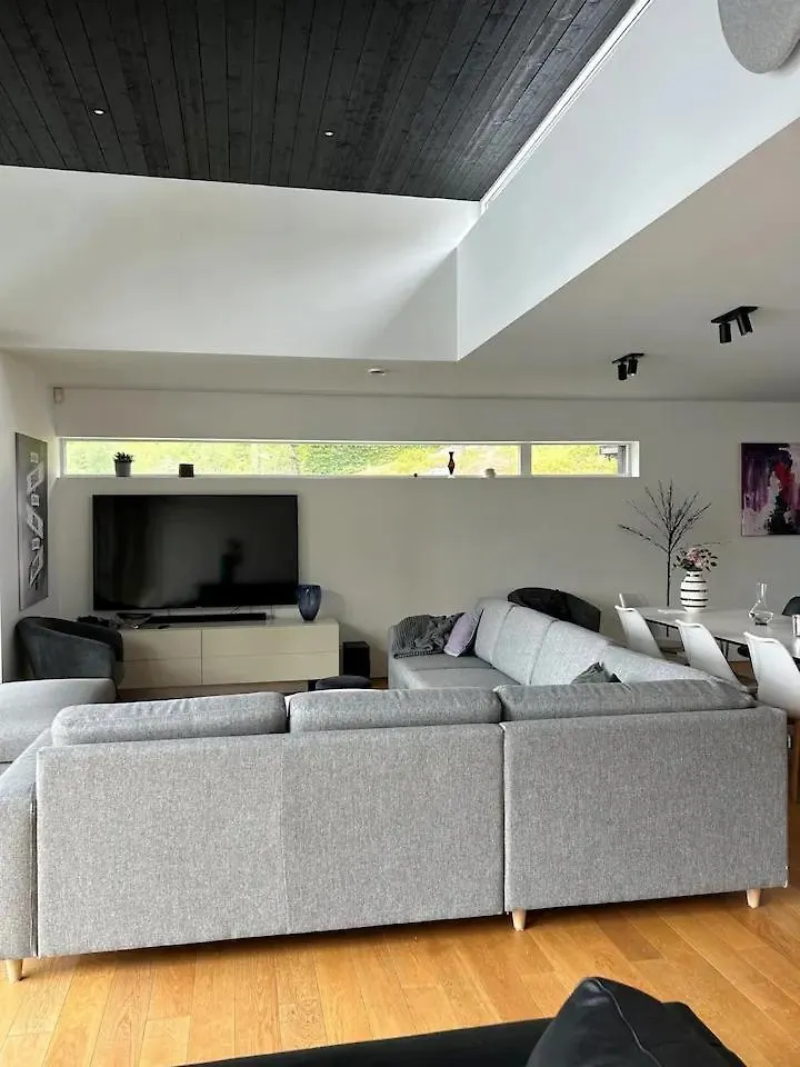 Nydelig Villa Ved Sjoen Med Oppvarmet Basseng Bergen