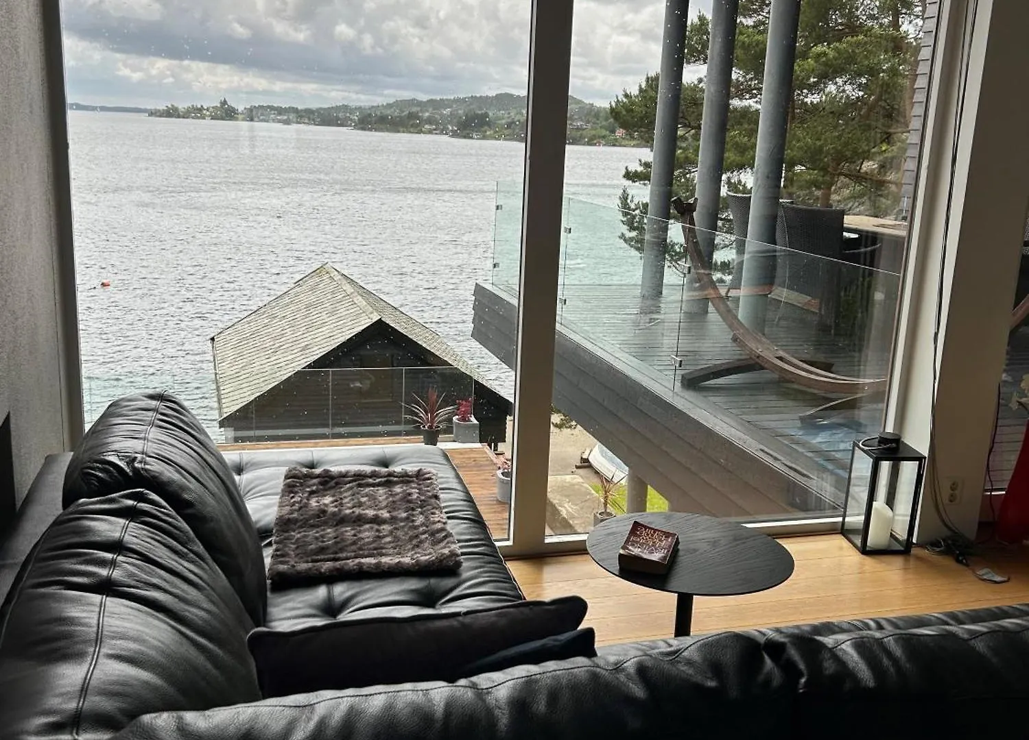 Nydelig Villa Ved Sjoen Med Oppvarmet Basseng Bergen